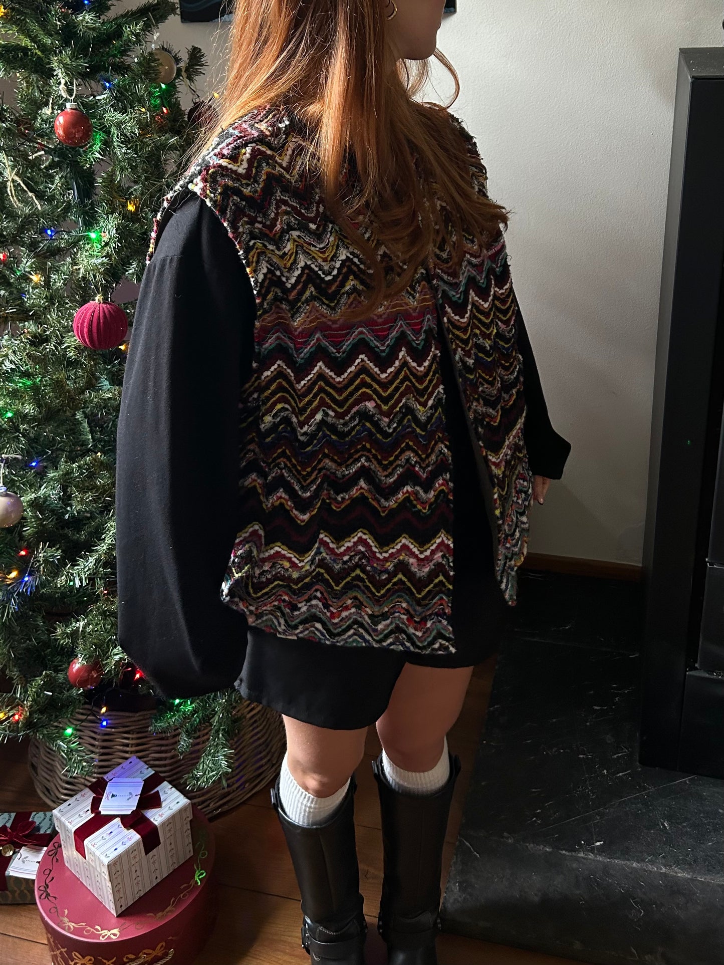 Reversible vest with a top button