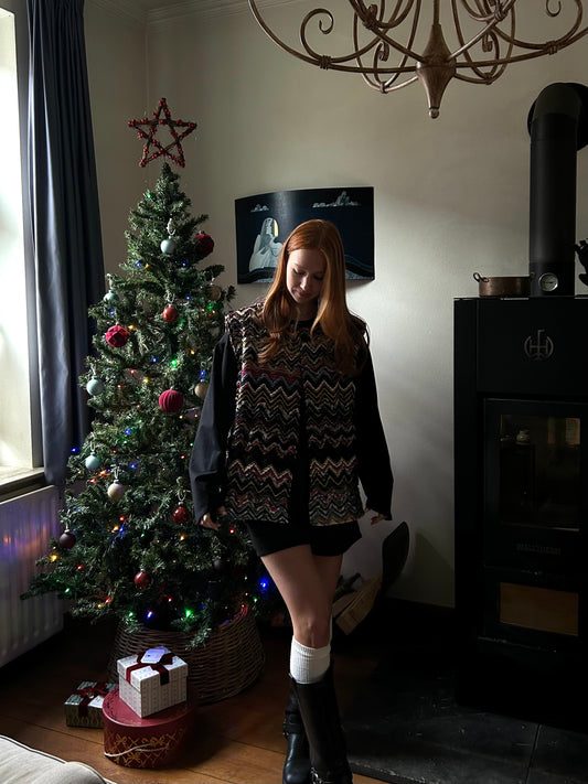 Reversible vest with a top button