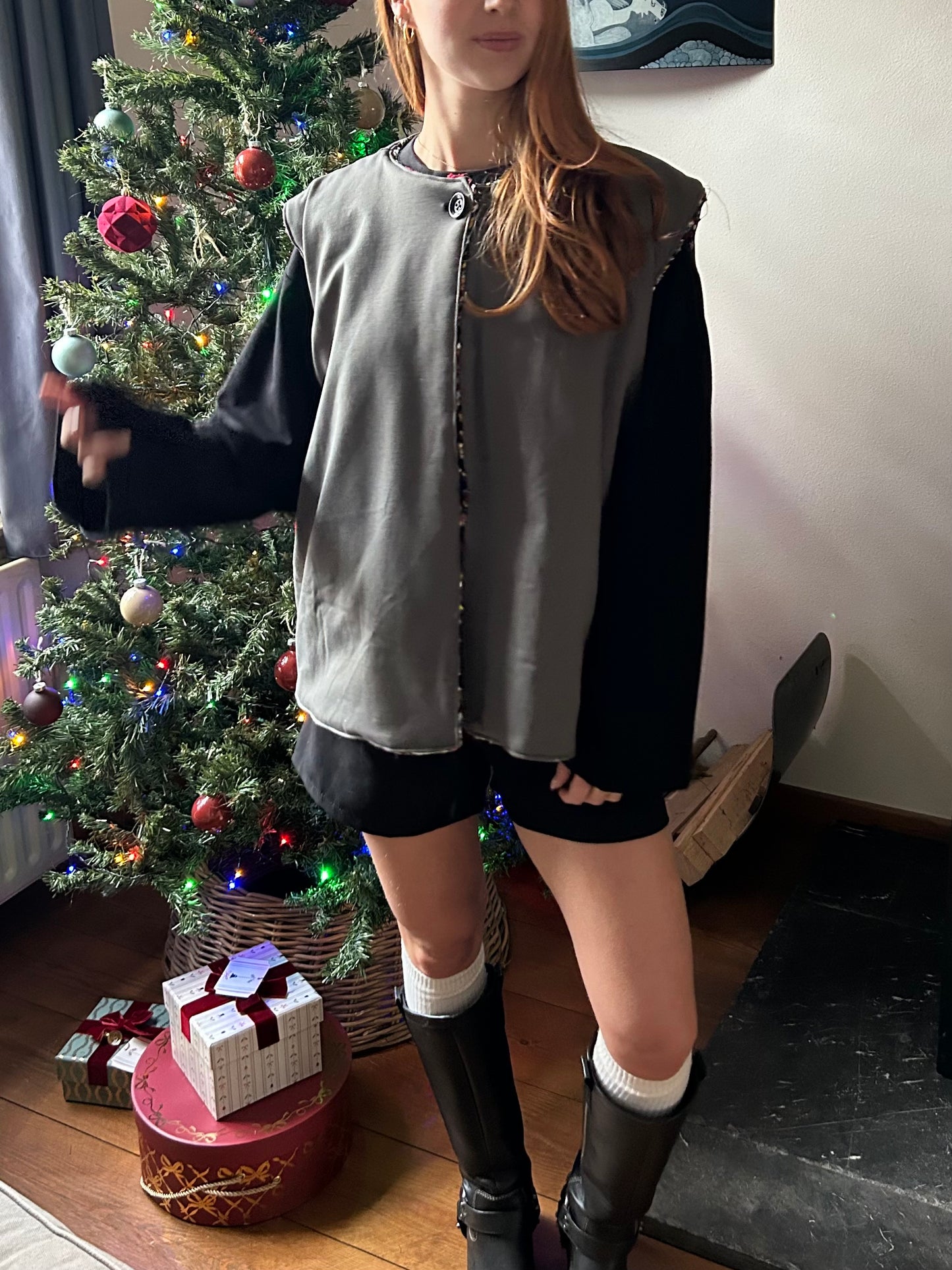 Reversible vest with a top button