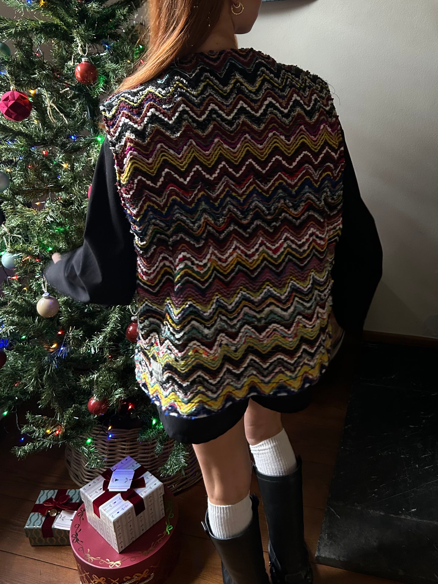 Reversible vest with a top button