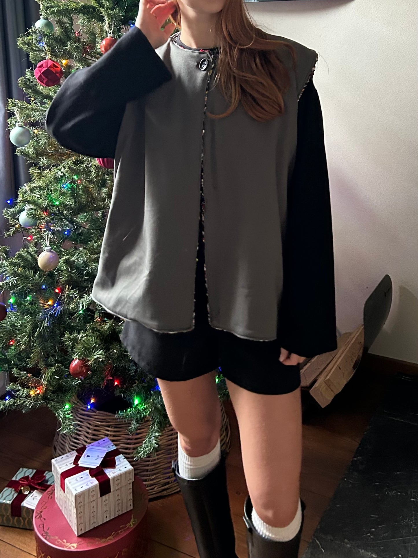 Reversible vest with a top button