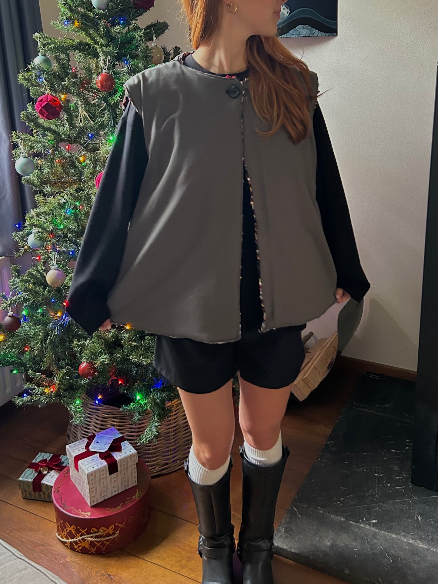 Reversible vest with a top button